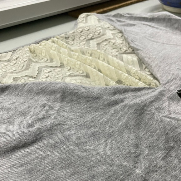 T-shirt from Candie’s, light grey and cream colored. - Picture 3 of 5